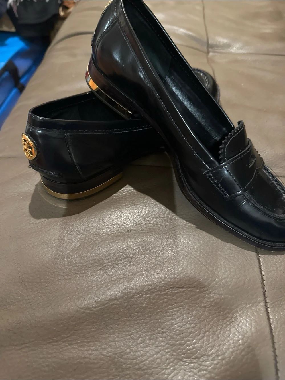 Tory Burch Polished Blk leather Penny Loafers with gold accent heal and logo EUC
